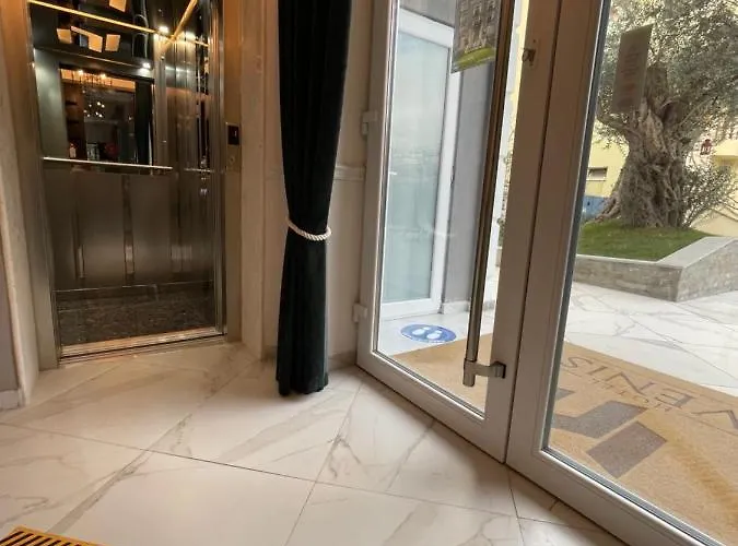 Venis Hotel 4*